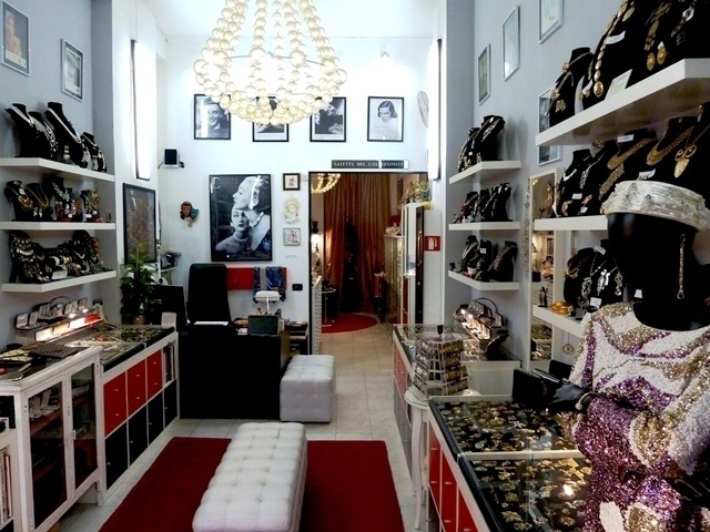 SPECIALIZZATI IN BIJOUX VINTAGE AMERICANI - LE COLLEZIONI  DI CAMPANIA30